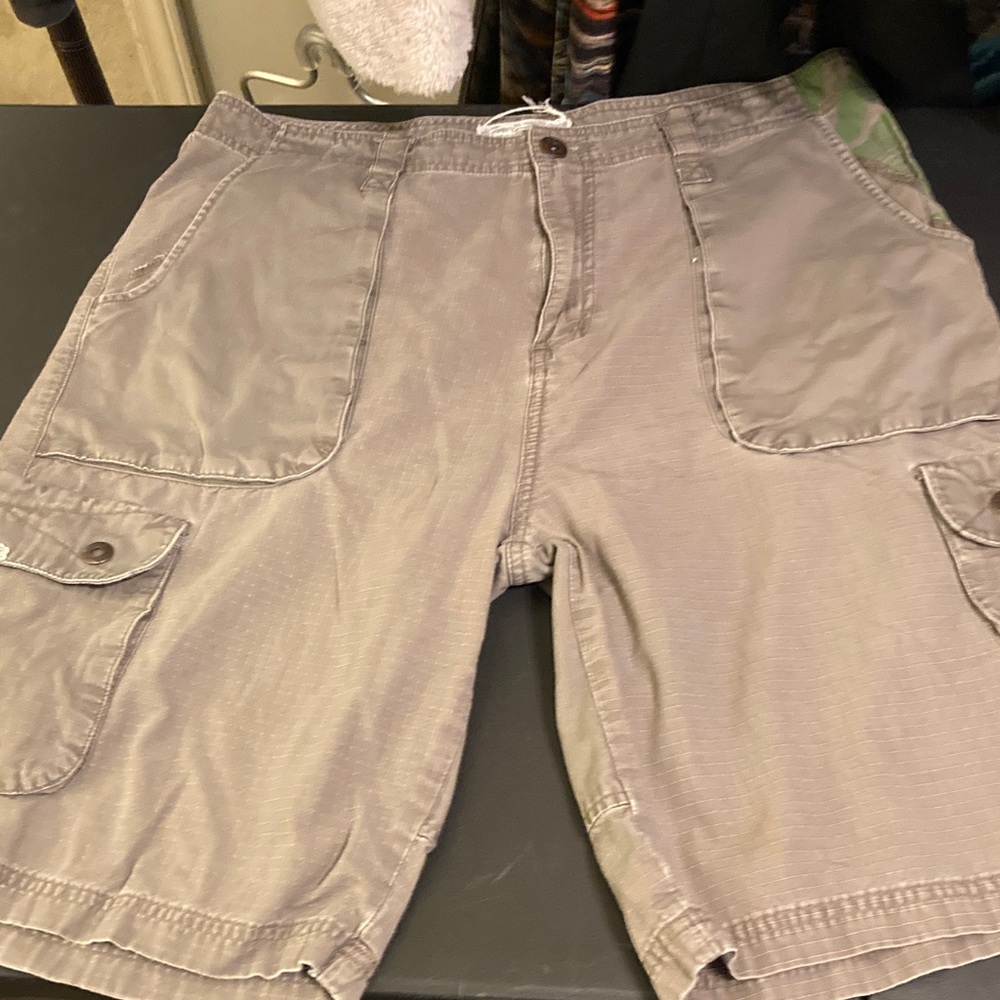 Cargo shorts mens 34 Split brand